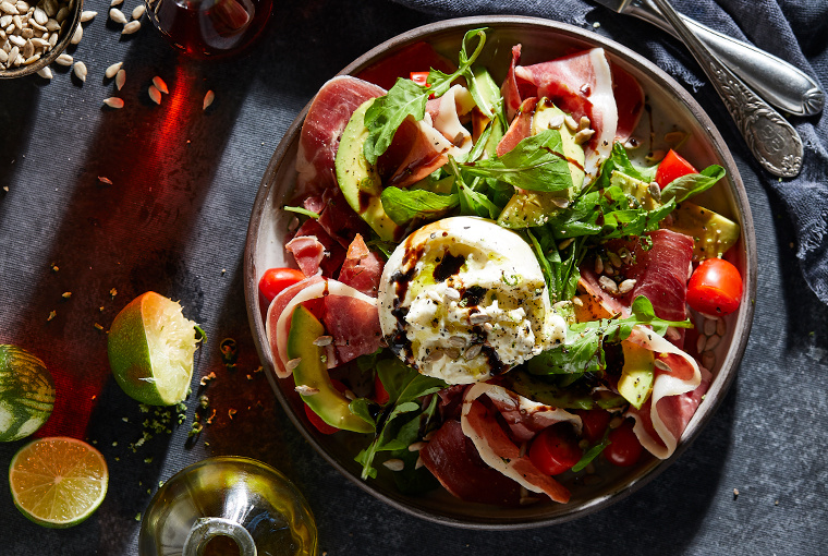 Ensalada de burrata con rúcula y tomates cherry